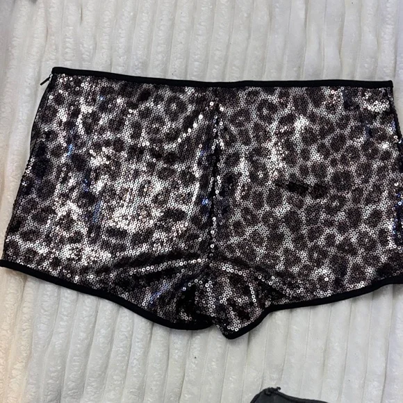 No Boundaries Sequin Animal Print Shorts Size L - Picture 5 of 6
